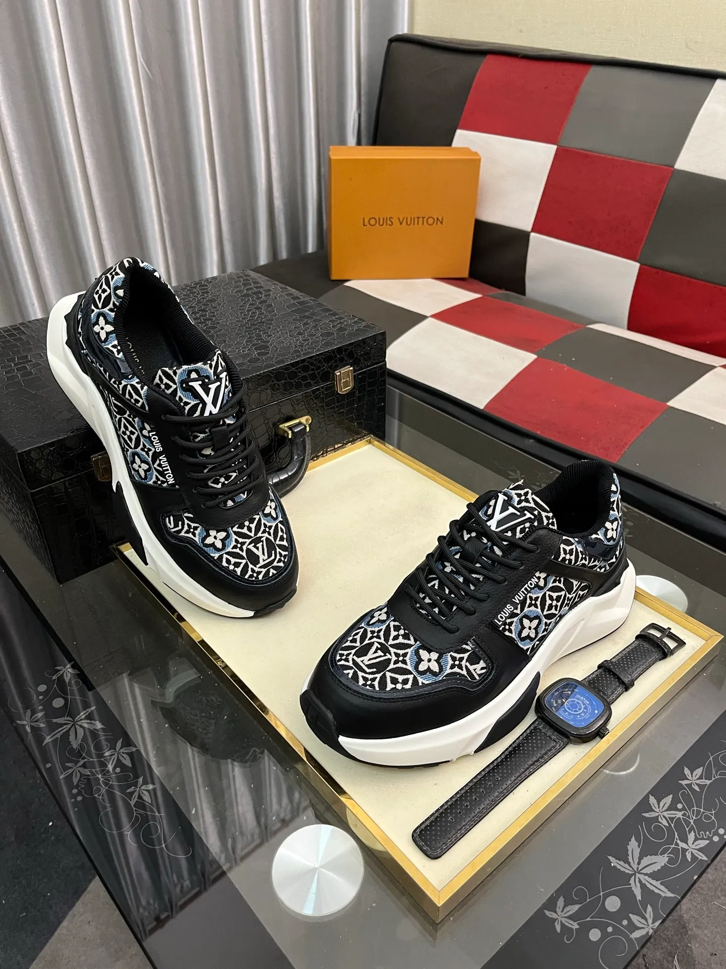 Men's shoes 💰458⌚️⌚️【LOUlS VUlTTON】Louis Vuitton ~ unique and casual style. LV counter purchasing 🏃casual shoes😍😍 are on sale at the men's counter at the same time. Italian imported brands select top-layer Italian cowhide. 🐑Sheepskin lining (refuses to discolor and grind feet) Sole: Original sole specially provided by the original factory 🎬Better in kind Code number: 38-444⃣️Color selection